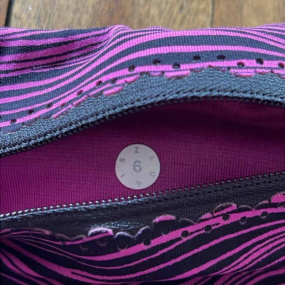 Lululemon On Track Crop Life Lines Polar Pink Black - Picture 11 of 13